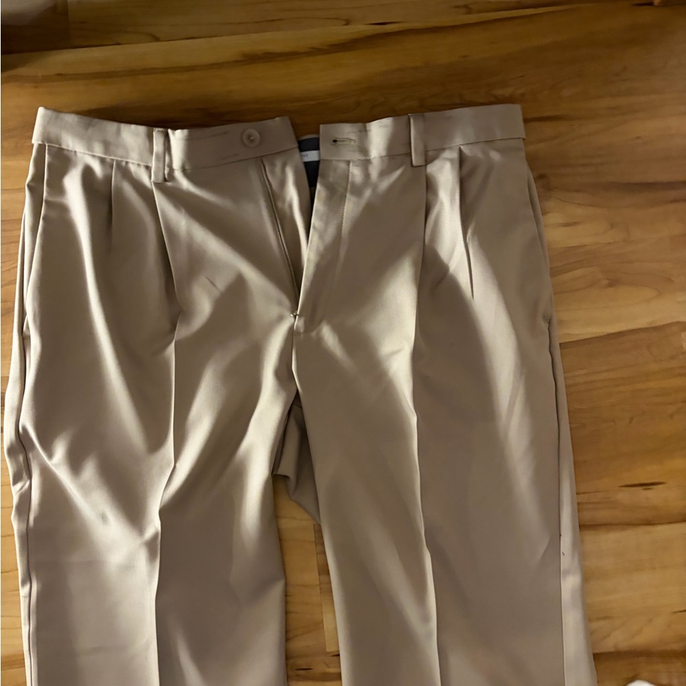 Haggar Men's Classic Khaki Dress Pants. 36x29 great condition - Picture 3 of 5